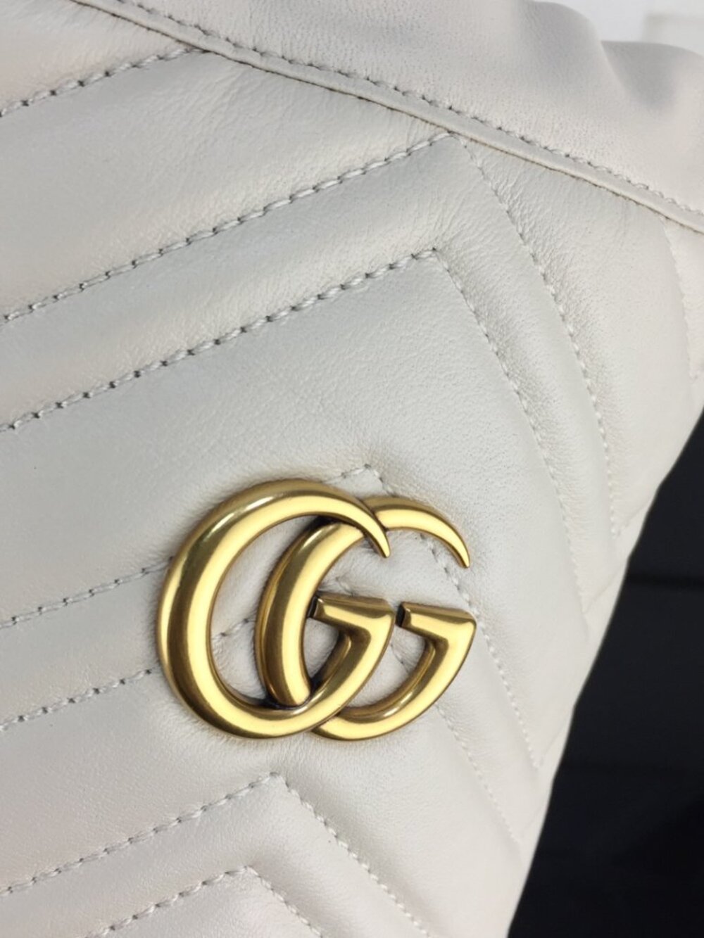 Gucci Cream Crossbody Bag with Gold Accents - Picture 5 of 9